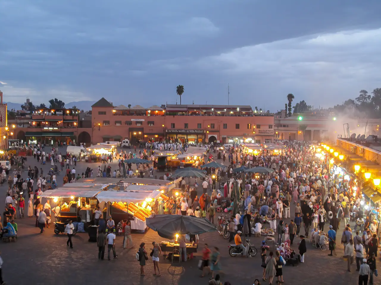 La piazza Jemaa el-Fna di Marrakech la sera
