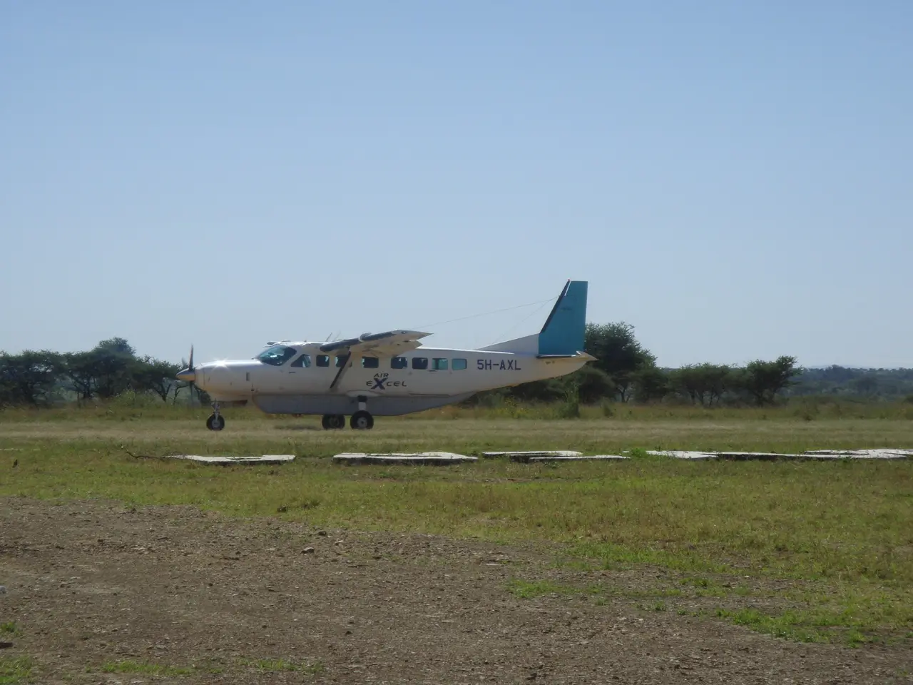Un piccolo aereo dei voli interni su una pista nella savana