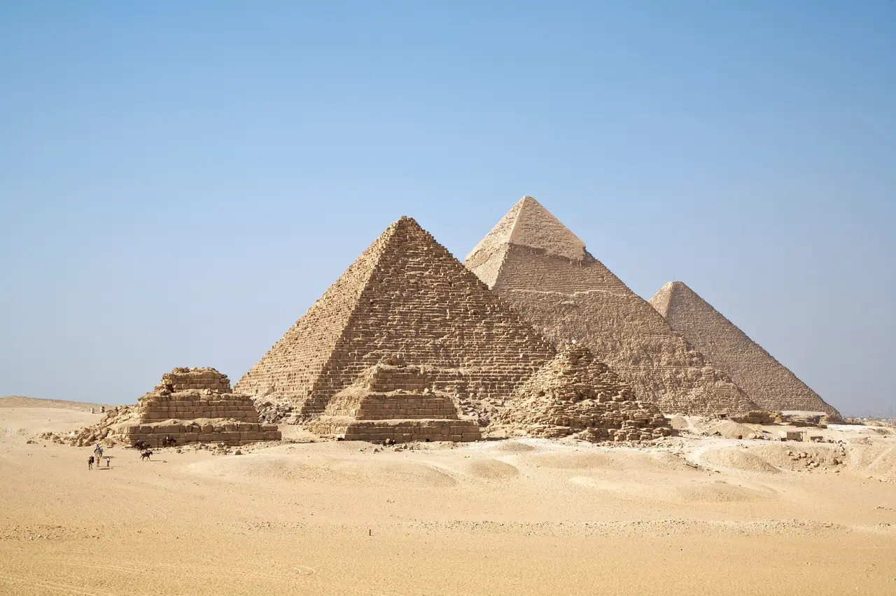 Le tre piramidi di Giza nel deserto