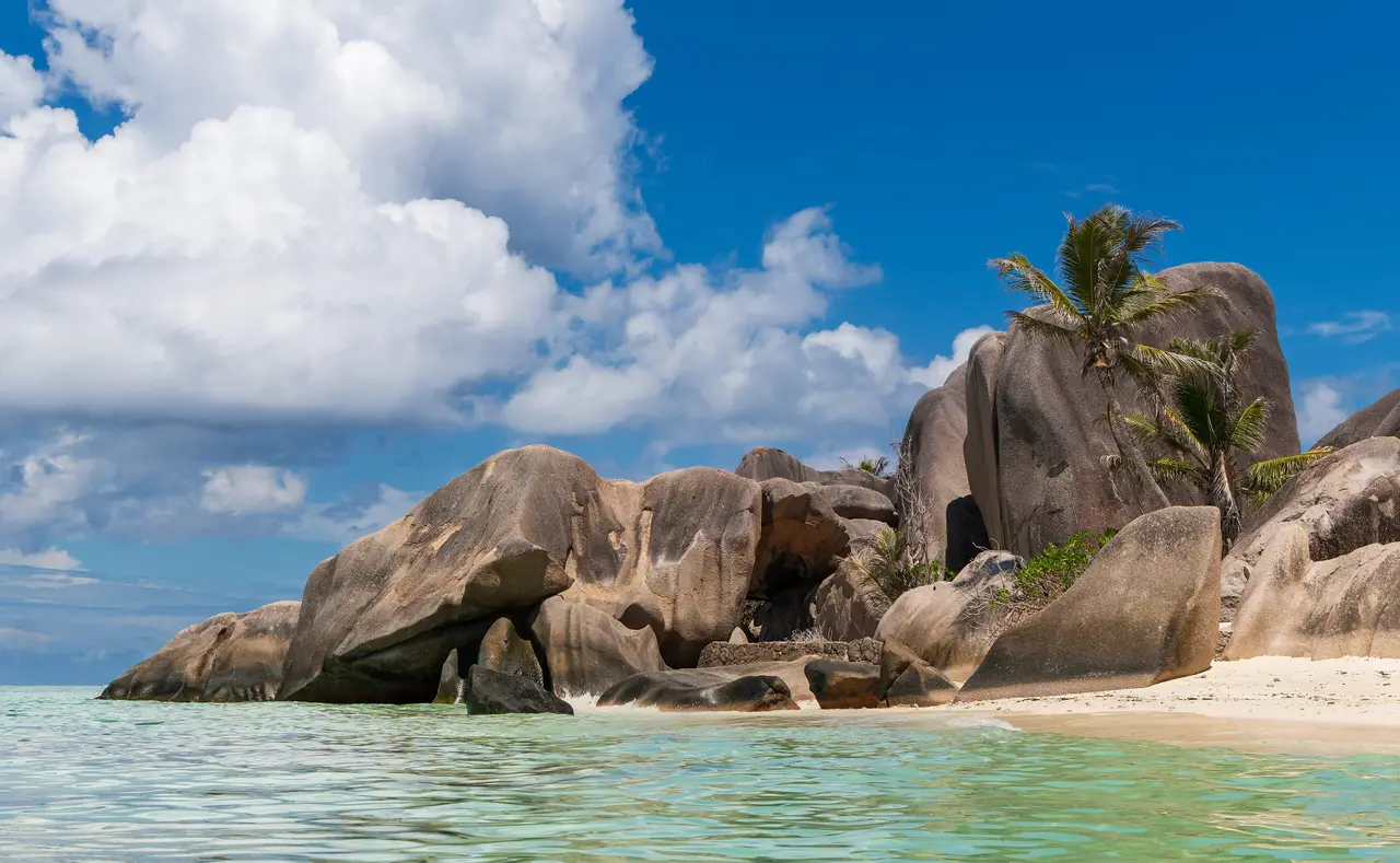 I massi di granito di Anse Source d’Argent sull’acqua turchese