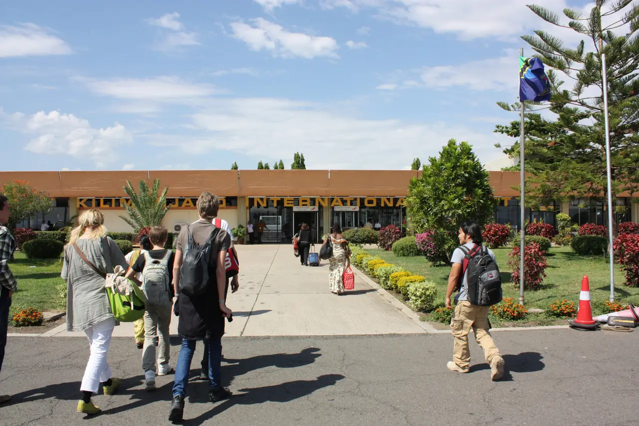 Viaggiatori a piedi verso il terminal dell’aeroporto del Kilimangiaro