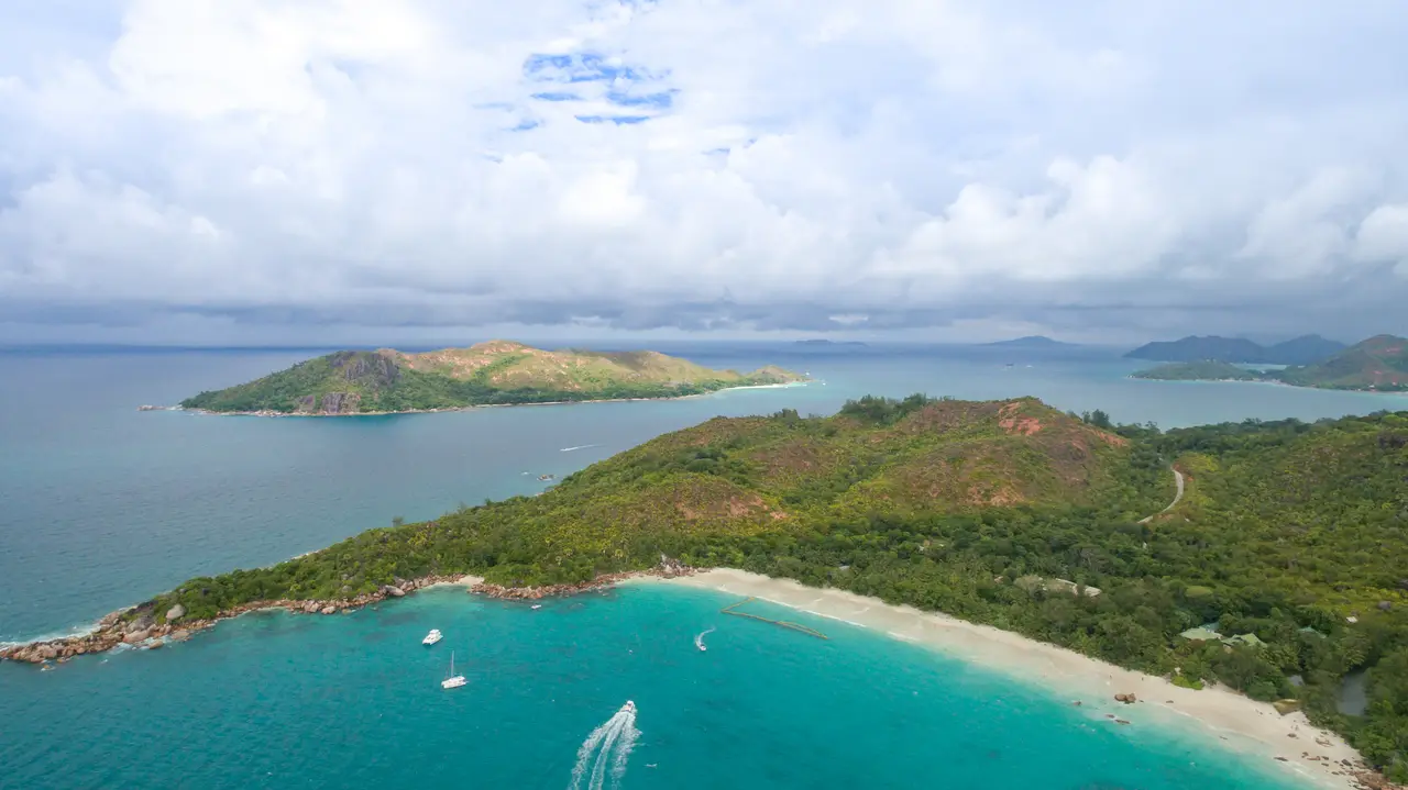 Anse Lazio e la costa di Praslin dall’alto