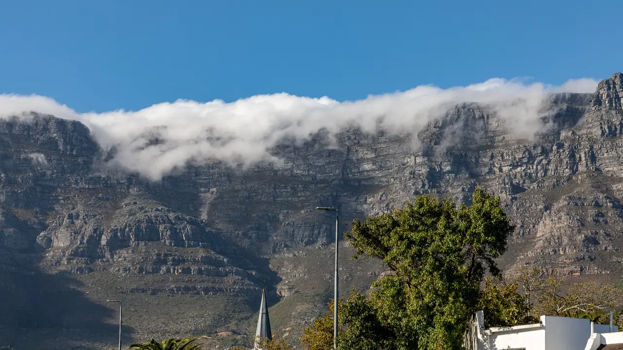 La Table Mountain coperta dalla nuvola sopra Città del Capo