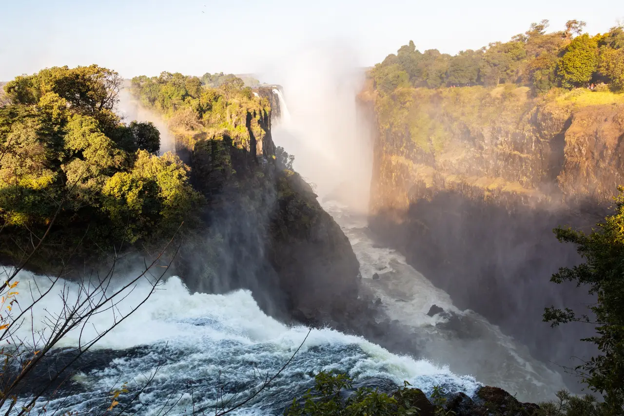 Il fronte delle cascate Vittoria con lo Zambesi in piena