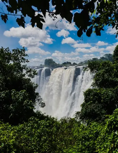 Le Cascate Vittoria tra la vegetazione