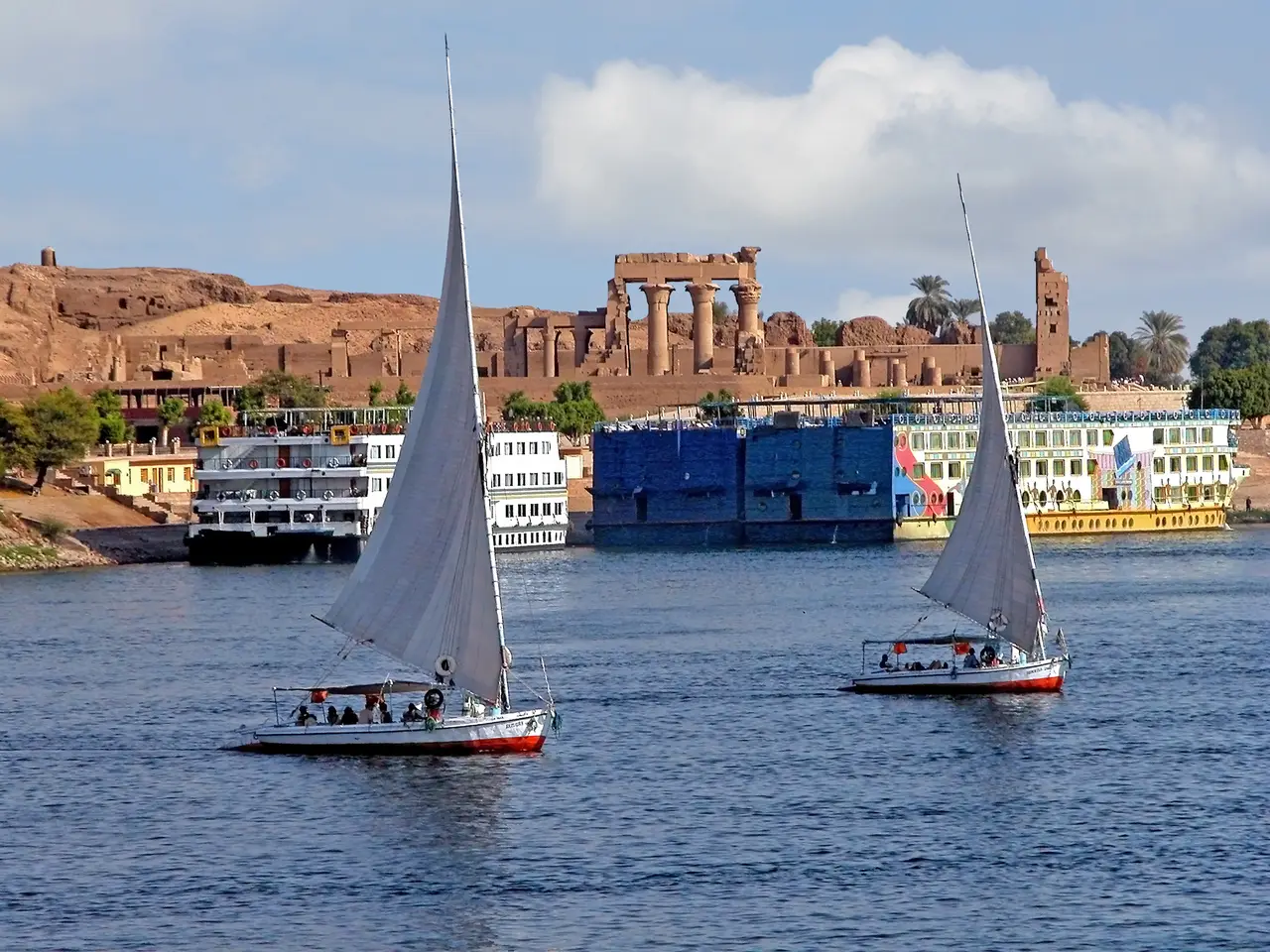 Feluche sul Nilo ad Aswan, con le motonavi da crociera