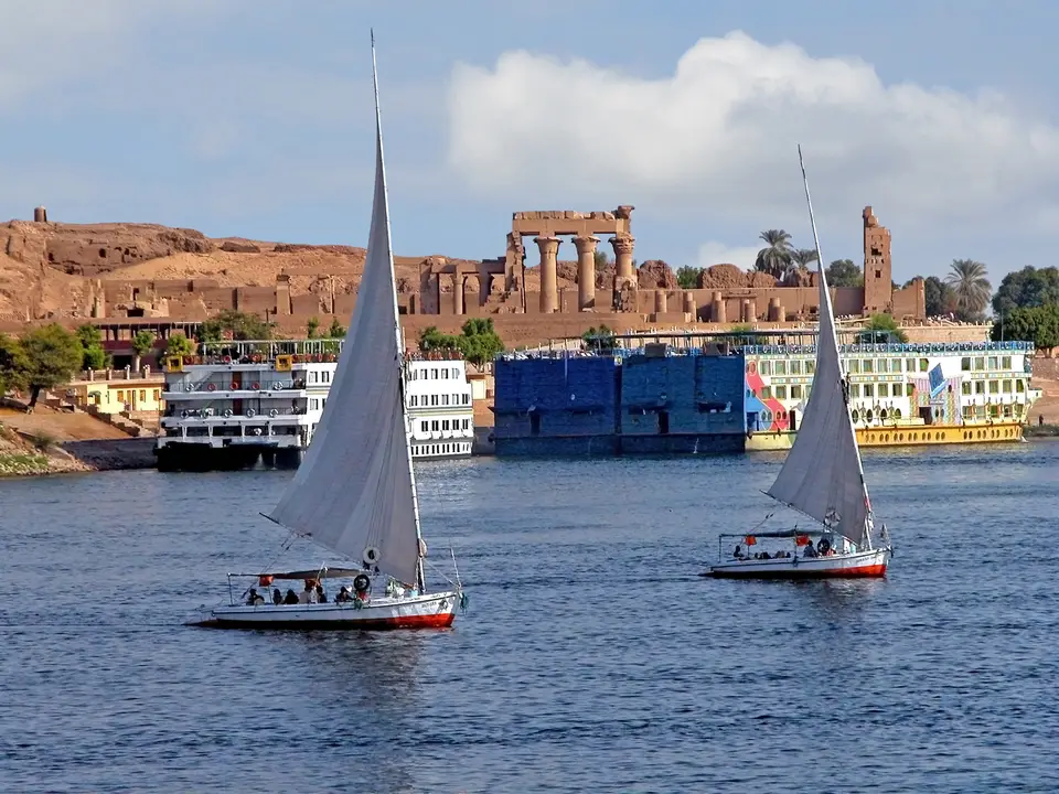 Feluche sul Nilo ad Aswan, con le motonavi da crociera