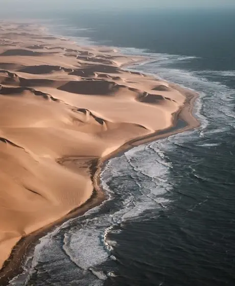 Dune del deserto del Namib che scendono nell’oceano Atlantico, Namibia