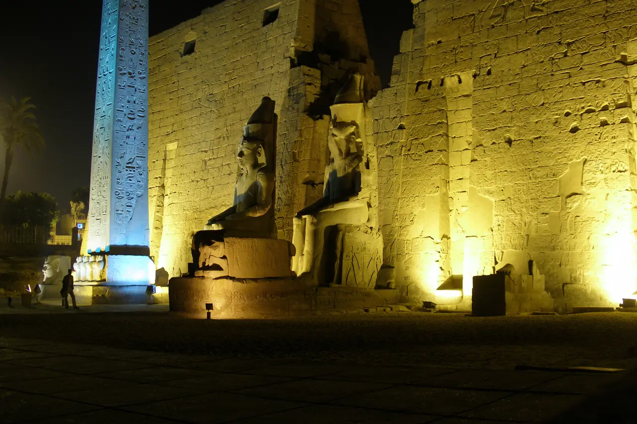 Il tempio di Luxor illuminato di sera