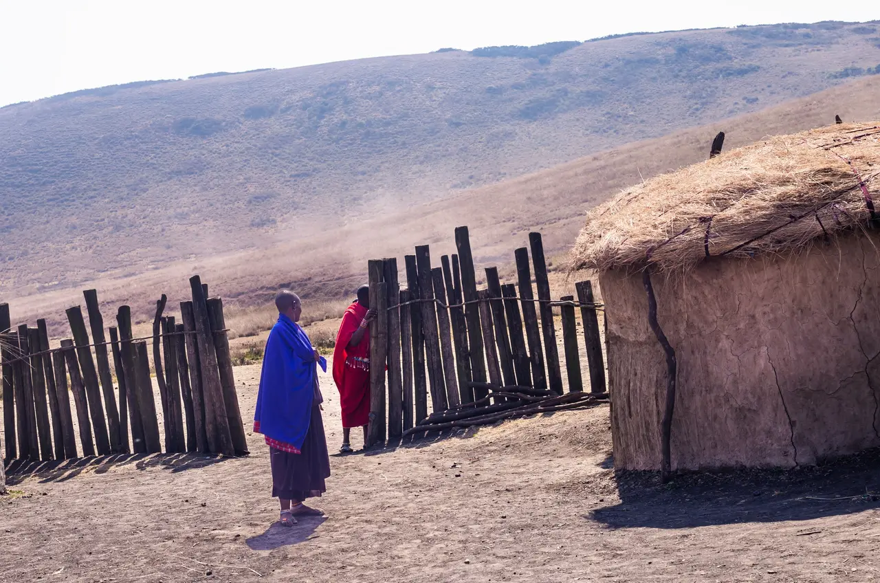 Una famiglia masai davanti al suo boma