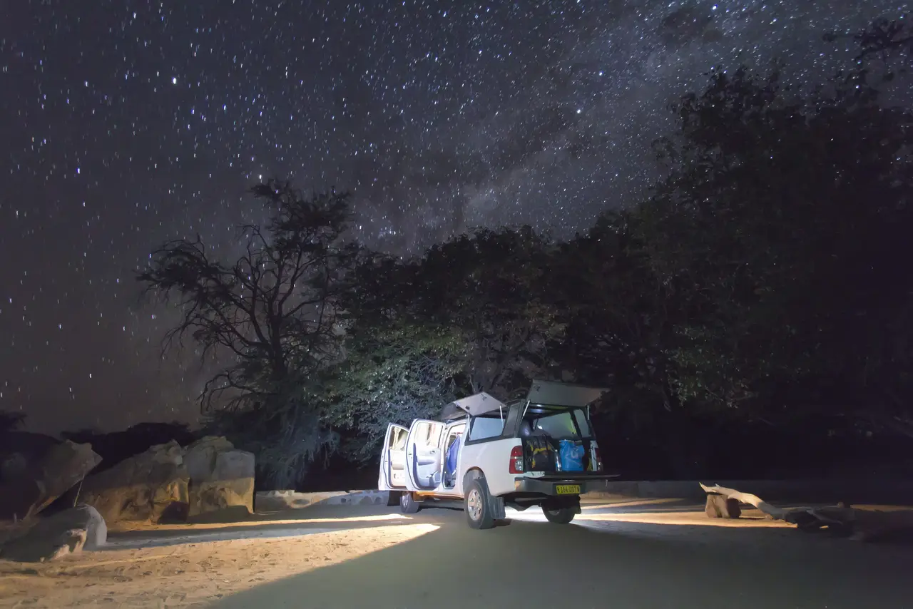 La Via Lattea sopra un campo nel deserto della Namibia