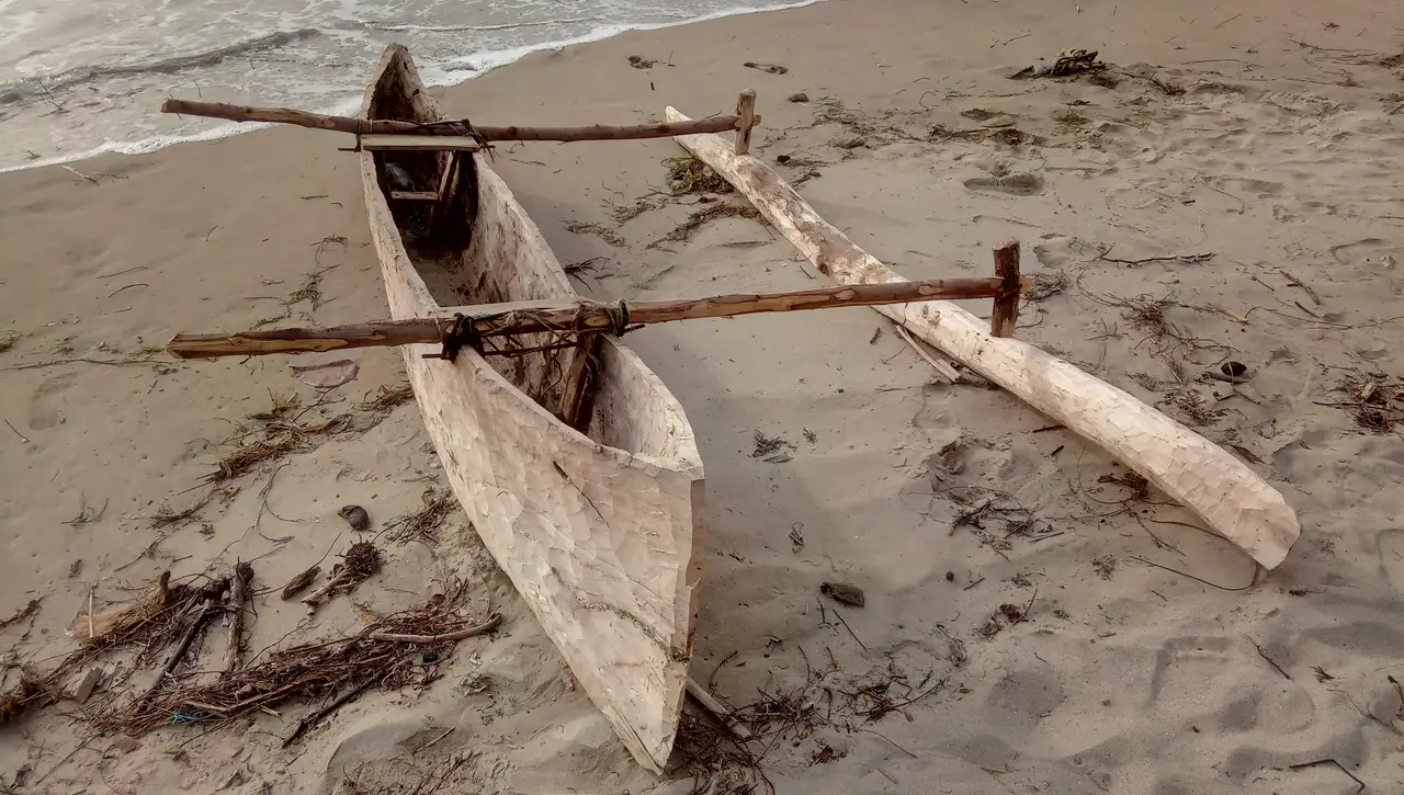 Auslegerpiroge am Strand von Dzamandzar auf Nosy Be