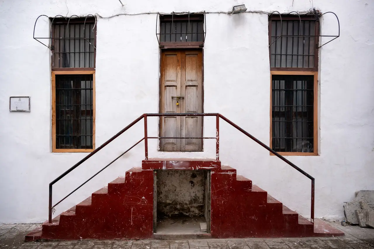 I gradini rossi di una casa di Stone Town