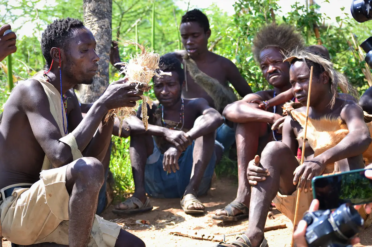 Un gruppo di Hadzabe