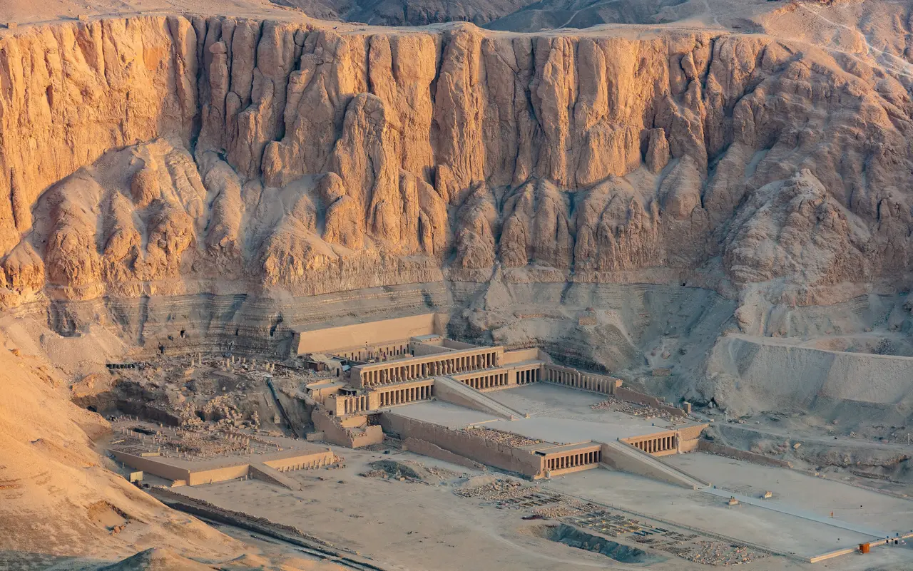 Il tempio della regina Hatshepsut sotto le rocce di Deir el-Bahari