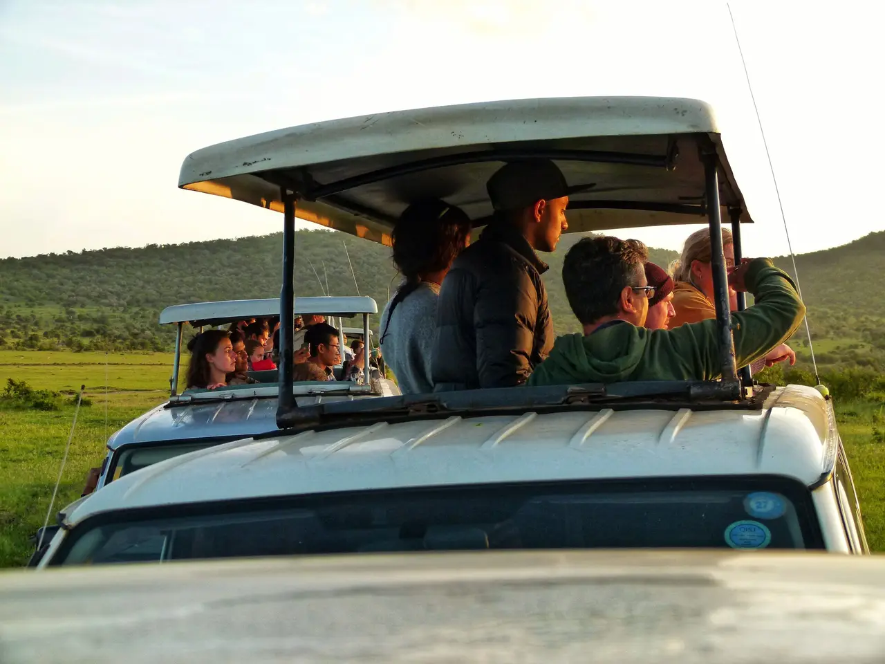 Viaggiatori fotografano dal tetto aperto della jeep
