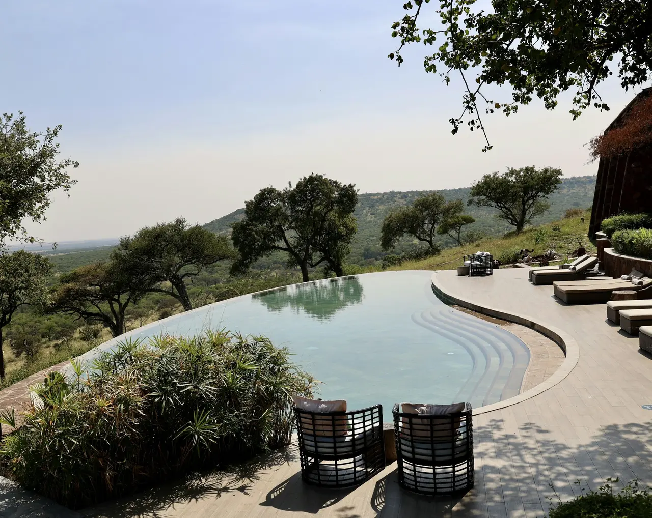 La piscina di un lodge affacciato sulla savana del Serengeti