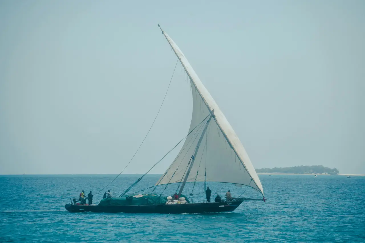 Un dhow a vela nel mare di Zanzibar