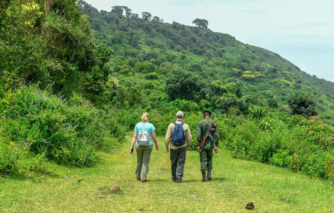 Viaggiatori a piedi con la guida e il ranger