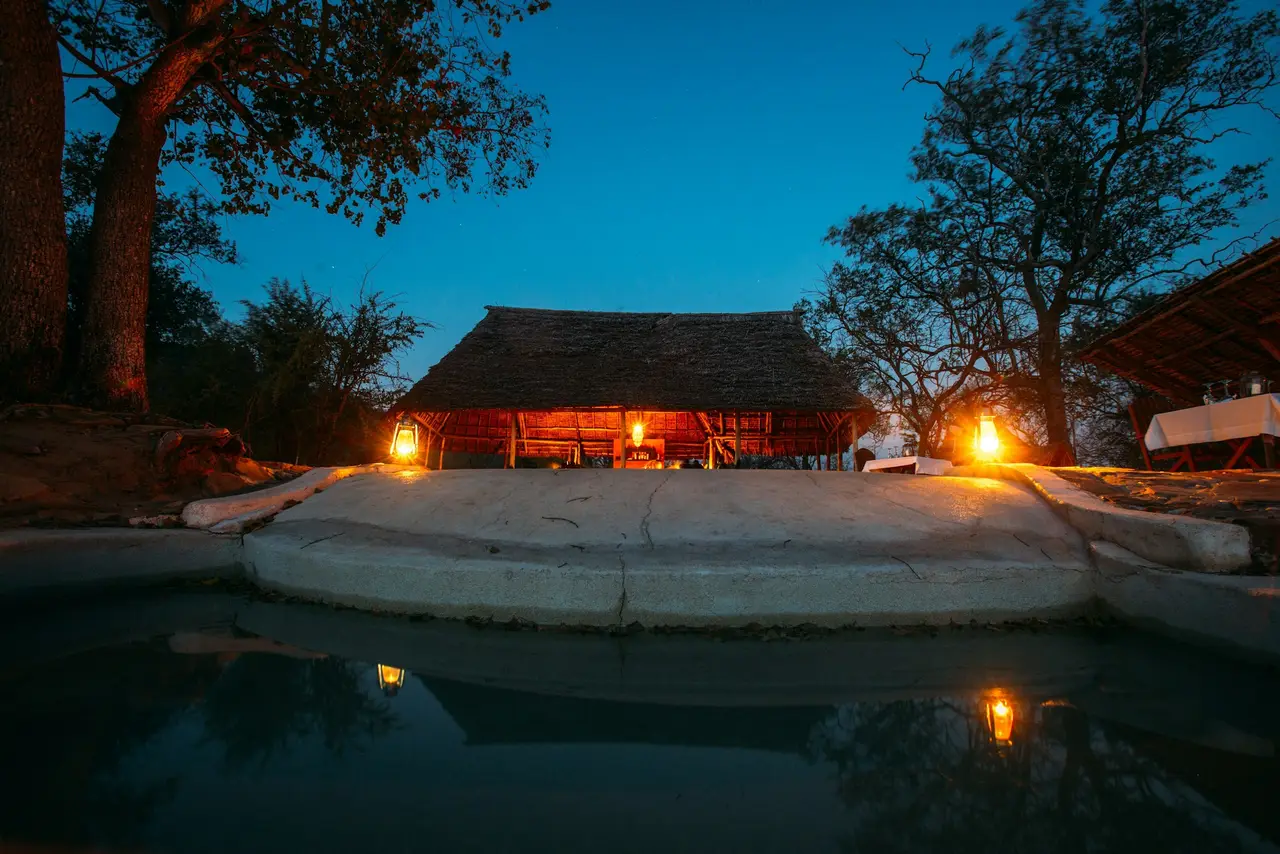 Un lodge illuminato all’imbrunire