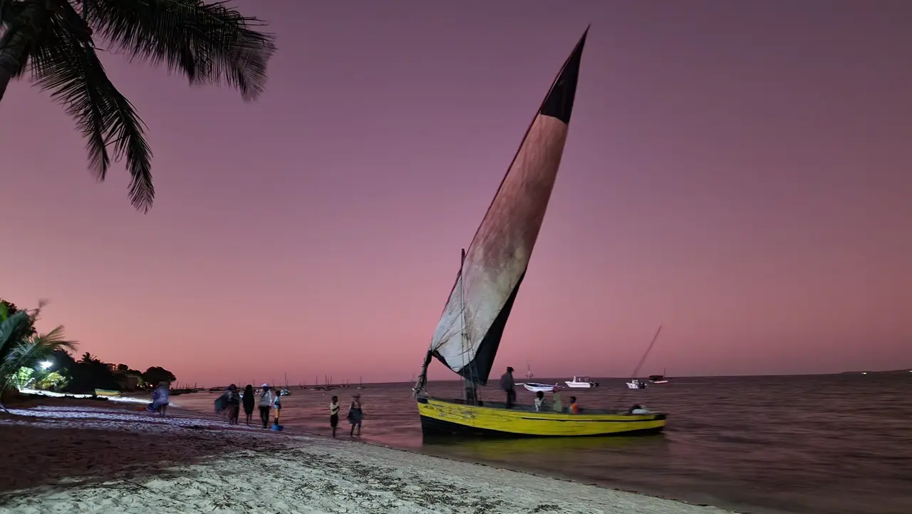 Un dhow sulla spiaggia di Vilanculos al tramonto