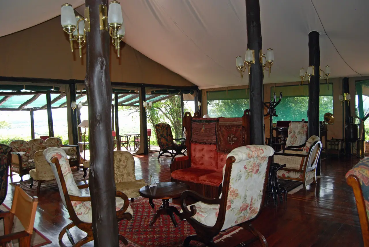 Il salotto di un lodge tendato nel Serengeti